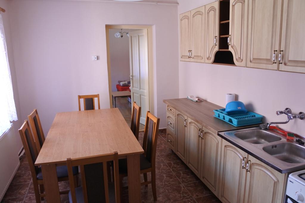 Kisasszony Apartman Эгер Экстерьер фото