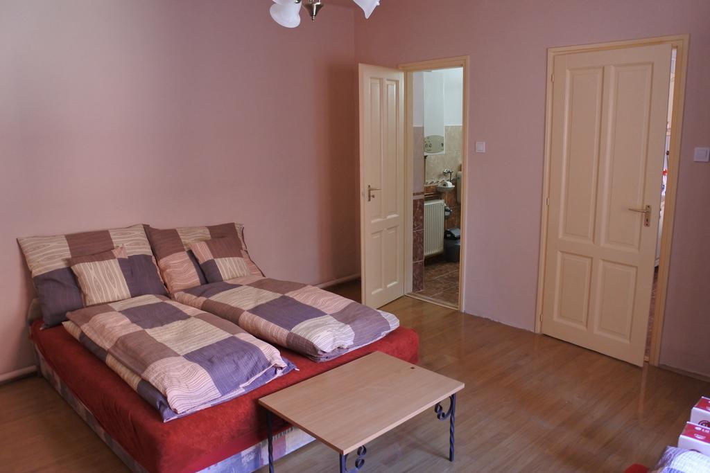 Kisasszony Apartman Эгер Экстерьер фото