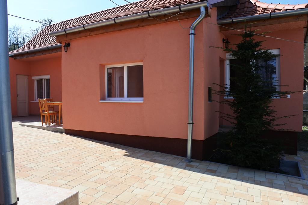Kisasszony Apartman Эгер Экстерьер фото