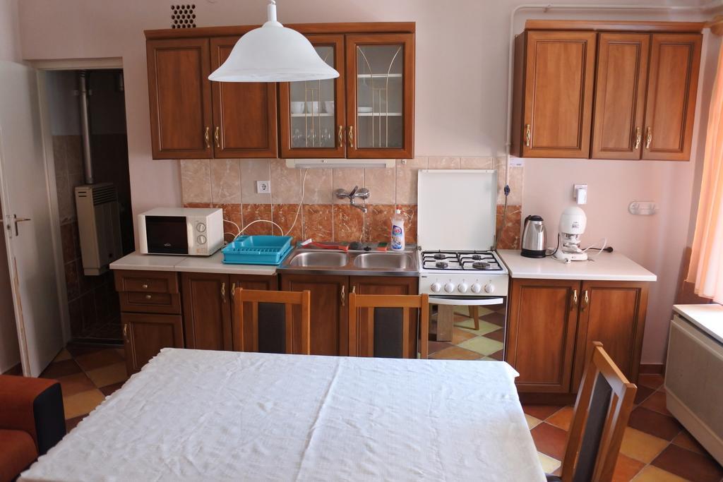 Kisasszony Apartman Эгер Экстерьер фото