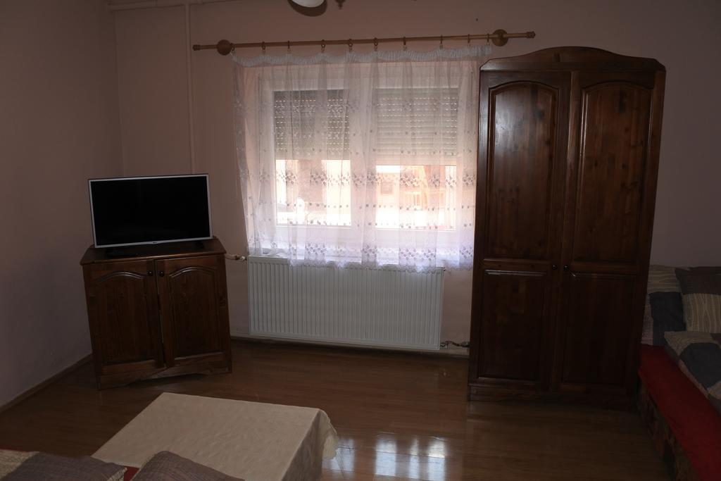 Kisasszony Apartman Эгер Экстерьер фото